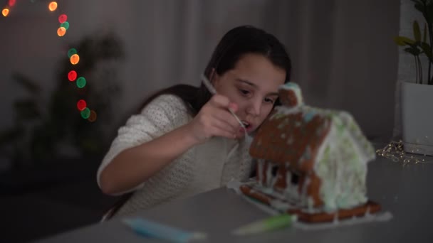 Little Girl Decorating Gingerbread House Christmas — 비디오