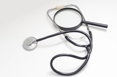 Beyaz zemin üzerinde Setehocope ve büyüteç.