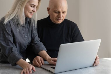 yeni bilgisayar teknolojisi için büyükbabasını gösterilen ve öğretim mutlu gülümseyen genç kız