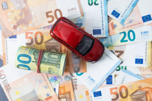 Araba kredisi, kira, araba sigortası, oyuncak araba ve para konsepti