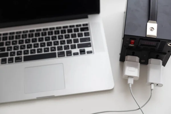 зарядна станція для ноутбука