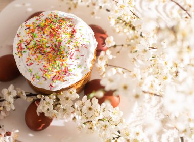 Renkli yumurtalar, renkli paskalya yumurtaları ve çiçek açan dallarla Paskalya arkaplanı. Paskalya kompozisyonu. Paskalya pastası.