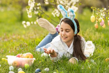 Paskalya tatil çimde oturma sevimli küçük kız
