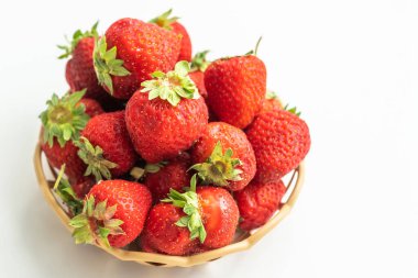 Eski bir sepette taze sulu çilekler..