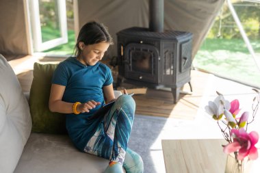 tablet içinde oynayan kız.