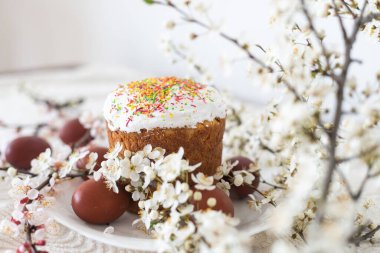Paskalya pastası ve boyalı yumurtalar çiçek açıyor..