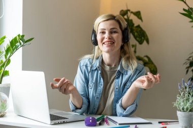 Çekici pozitifin fotoğrafı. Masaüstüne otur. Bilgisayarı kullan..