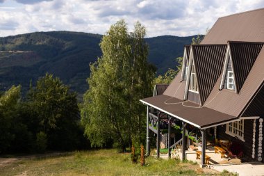 Ormandaki evlerin çatıları.