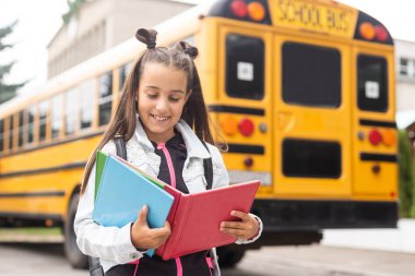 okula bir sırt çantası ile küçük kız.