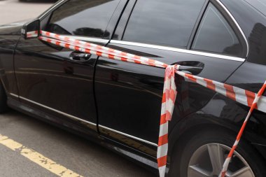 Araba şeritli bir bantla sarılmış..