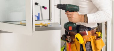 Tornavida tutan bir adamın elini kapat..