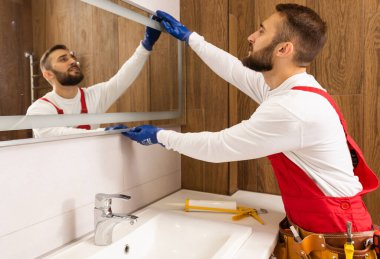 Adam aynayı tamir eder..