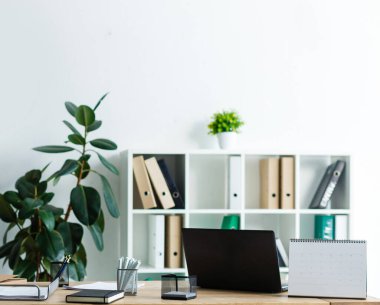 Bilgisayarla işyeri görünümünü kapat.