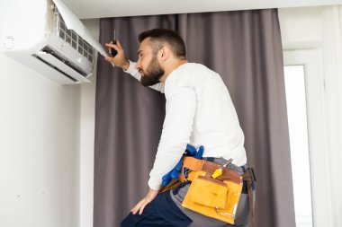 Erkek teknisyen Klima kapalı sabitleme