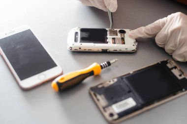 Cep telefonu tamir sürecini gösteren yakın plan fotoğraflar.