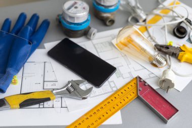 Mimarlığın işyeri - Mimarlık projesi, planlar, planlardaki planlar, planlar. Mühendislik aletleri yukarıdan görünüyor. İnşaat arkaplanı.