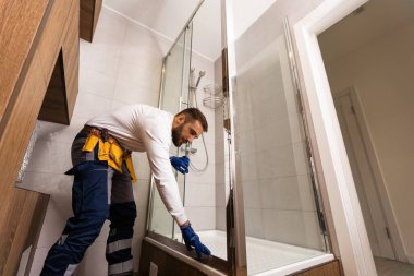 Genç tesisatçı sabitleme Duş kabini.