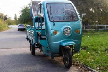 Karavanı olan elektrikli scooter..