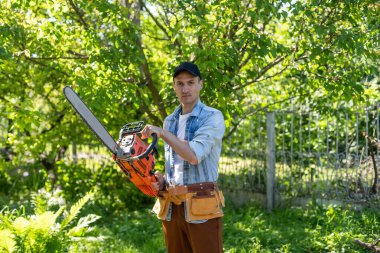 Adam bir şube testere ile kesme.