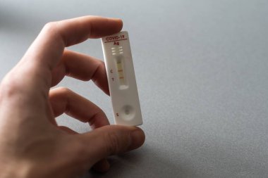 Hızlı Coronavirus Covid-19 test cihazı ve negatif test sonucu.