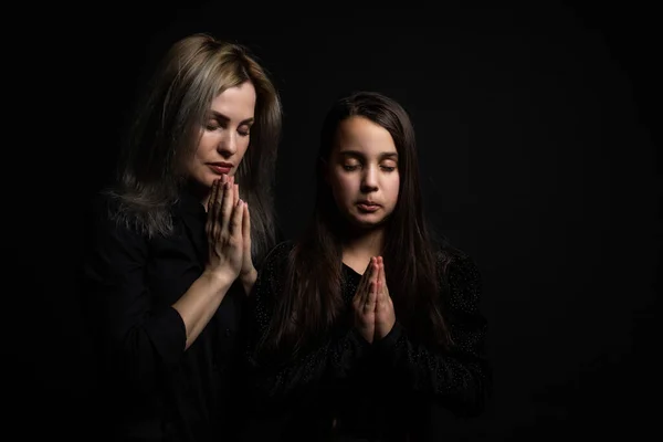 Náboženské Křesťanské Dívka Její Matka Modlí — Stock fotografie