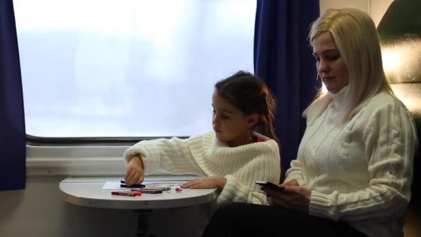 電車の中で娘と母親は — ストック動画