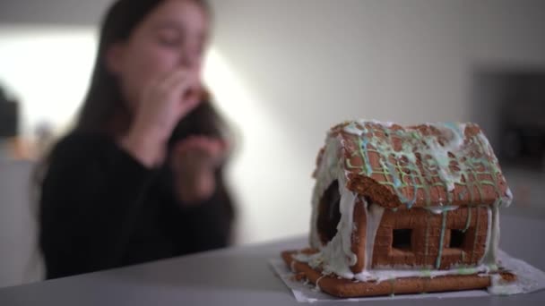 Gyerekek Sütik Karácsonyi Mézeskalács Házat Gyerekek Otthon Ünneplik Téli Ünnepet — Stock videók