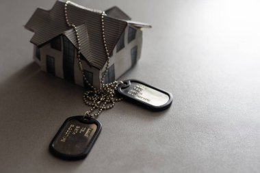 kimlik kartı ya da künye oyuncak evi.