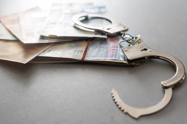 Birçok büyük euro banknotunda gümüş kelepçe.