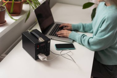 Kadın ve portatif şarj istasyonu.