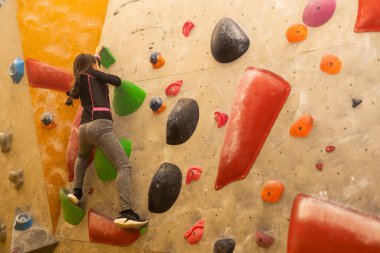 Gençler zirveye ulaşmak için bir duvara tırmanmaya çalışıyor