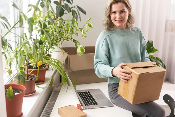 Business Woman Entrepreneurial Success Sales Online Parcel Delivery — Photo