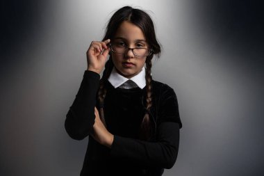 Çarşamba okulu Öfkeli Kız Öğrencisi. Yüksek kalite fotoğraf