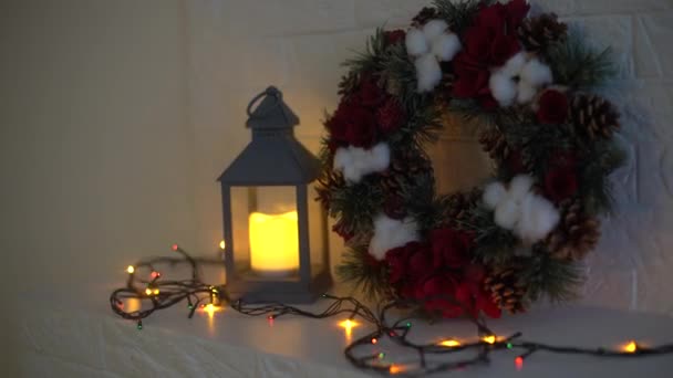 Couronne Noël Avec Ruban Rouge Décoration Dorée Sur Blanc — Video