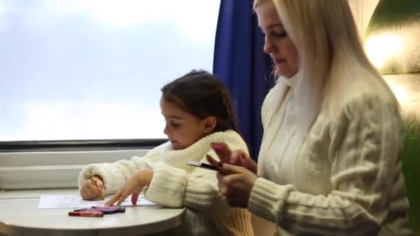 女儿和母亲在火车上 — 图库视频影像