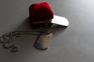 Alyans kutusunda Amerikan askeri künyesi var..