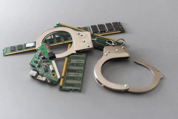Ψηφιακή Έννοια Της Ασφάλειας Χειροπέδες Στο Φόντο Ενός Τσιπ Υπολογιστή — Φωτογραφία Αρχείου