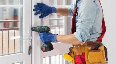 Bir tornavidayla usta pencereye ayarlar.