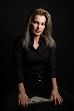 Kadın siyah bir arka plan siyah.