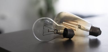 Alternatif teknoloji konsepti. Ampul ve floresan ampulü karşılaştırması.