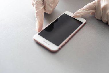 Eller akıllı telefon düğmelerine tanı koyuyor - telefon onarımı ve kontrol konsepti.