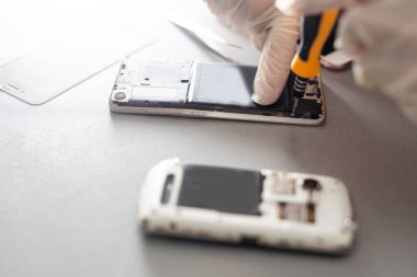 Onarım ve yeni yerine prepairing teknisyen ekran kırık ve kırık ekran smartphone masanın üzerinde prepairing.