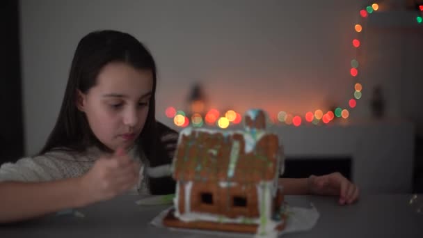 Діти Випікають Різдвяний Пряниковий Будинок Діти Святкують Зимові Канікули Вдома — стокове відео