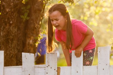 parkta kırık salıncak ile ağlayarak hüzünlü bebek kız