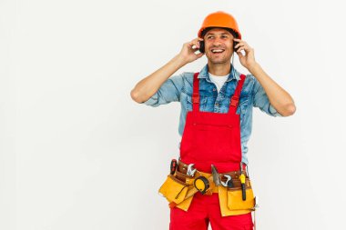 Beyaz arka planda kulaklık takan bir erkek işçi.