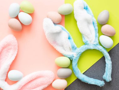 Arka planda izole edilmiş Paskalya tavşanı kulakları.