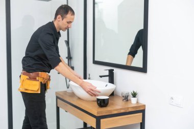 Erkekler banyoda lavabo tamir ediyorlar..