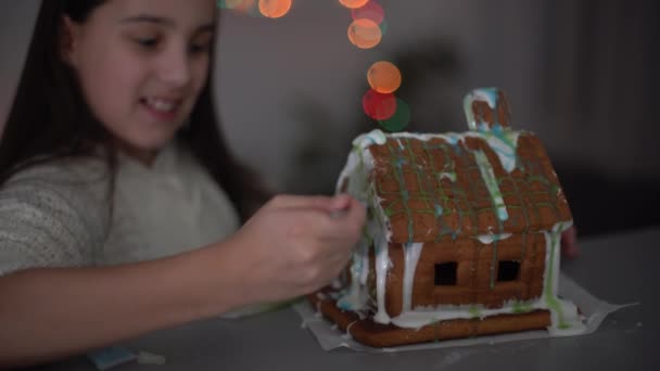 Χαριτωμένο Κοριτσάκι Μελόψωμο Τρομακτικό Σπίτι Εορταστική Άχνη Και Μπισκότο Σχήμα — Αρχείο Βίντεο
