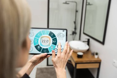 Akıllı ev uygulama tablet Pc kullanma el dijital bileşik.