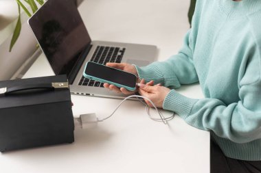 Elektrik kesintisi sırasında ışık olmadığında telefon, tablet, laptop ve diğer cihazlar için şarj istasyonu. Elektrik olmayınca jeneratör güç bankası bataryası. Elektrikli şarj edilebilir pil.